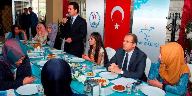 Vali Taşyapan Kız Öğrencilere Tecrübelerini Anlattı