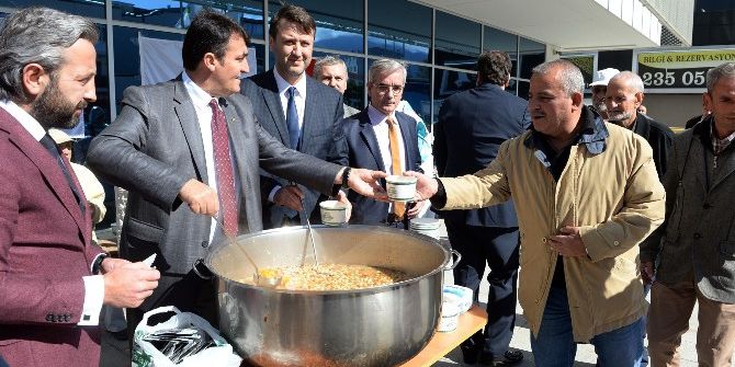 Dündar Aşure Dağıttı