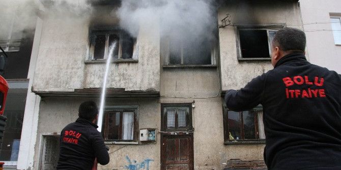 Alevlerin Arasında Çıkan Küçük Kızın İmdadına Polis Yetişti