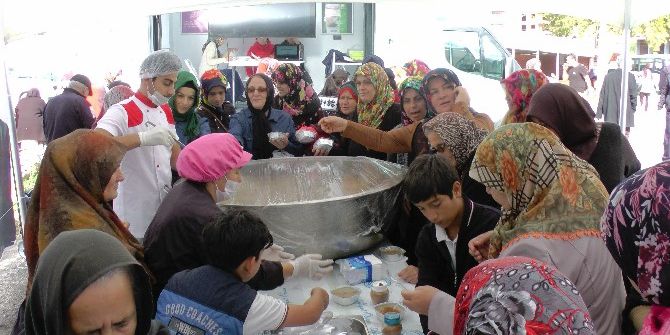 5 Bin Kişiye Aşure İkramı