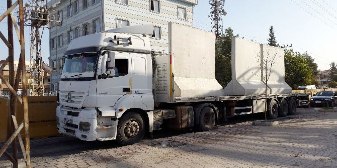 Sınır Güvenliği İçin Akçakale’ye Beton Duvarlar Getiriliyor