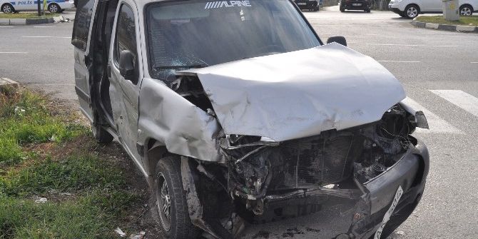 Yaralı Kadın Sürücü, Kedisini Hastanede Bile Kucağından Bırakmadı