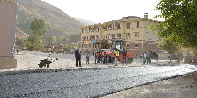 Okul Bahçesini Asfaltlama Çalışması
