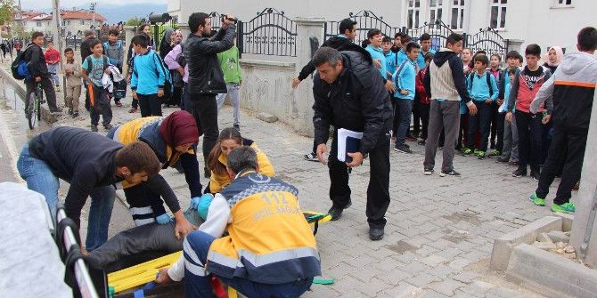 Minibüsün Çarptığı Öğrenci Yaralandı