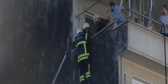 İtfaiye Eri Çatıdan Alevlerin İçine Düştü