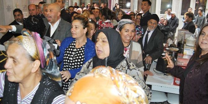 Yeni Açılan Mobilya Mağazasında İzdiham