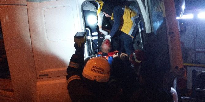 Yön Tabelasına Girdiren Tır’ın Sürücüsü Ağır Yaralandı