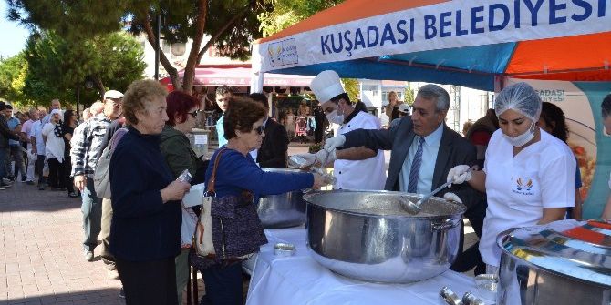 Kuşadası Belediyesi’nden Aşure İkramı
