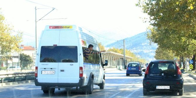 Trafikte Camdan Sarkan Çocuğun Tehlikeli Oyunu