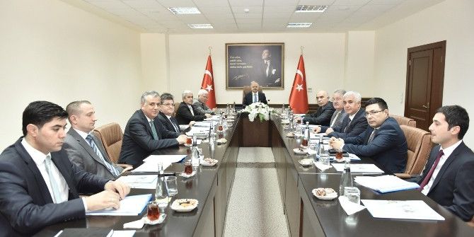 Vali Çakacak, Kaymakamlarla Değerlendirme Toplantısı Yaptı