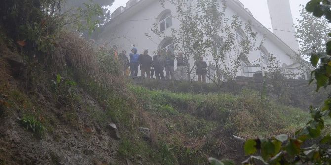 Heyelan Bir Mahalleyi Tehdit Ediyor
