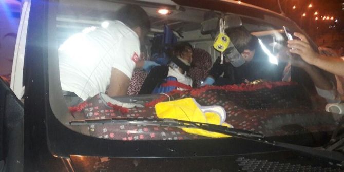 Kamyonet İle Otomobil Çarpıştı: 2 Yaralı