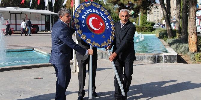 Muhtarlar Atatürk Anıtı’na Çelenk Bıraktı