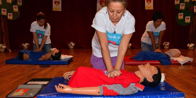 Öğrencilere Uygulamalı İlk Yardım Eğitimi