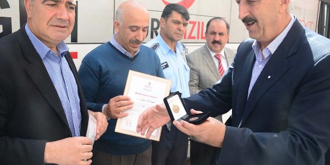 Kızılaydan En Çok Kan Bağışı Yapanlara Madalya