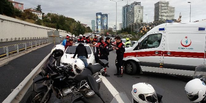 Emniyet Şeridine Giren Otomobil, Yunus Polislerine Çarptı