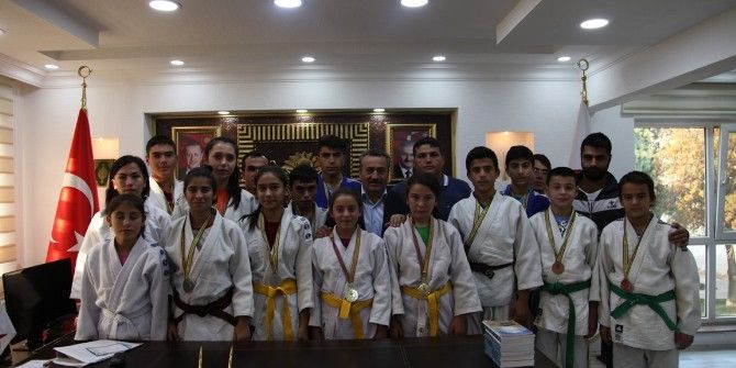 Başkan Tutal’dan Dereceye Giren Sporculara Kitap