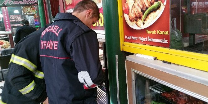 Su Borusuna Giren Kedi, İtfaiyeyi Seferber Etti