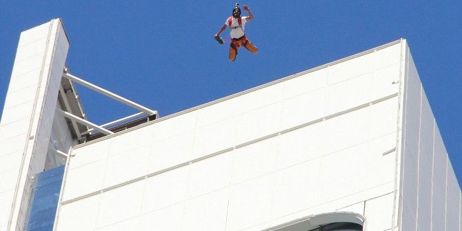 İzmir’in Göbeğindeki Kuleden Paraşütle Atladı