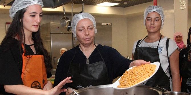 Çölyak Hastalarına Özel Aşure Yapıldı