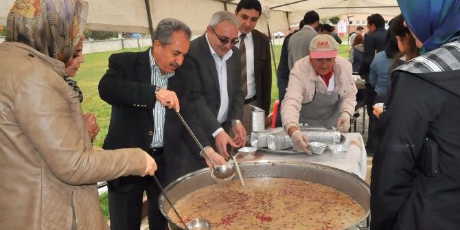 Akşehir Üniak’tan Üniversite Öğrencilerine Aşure