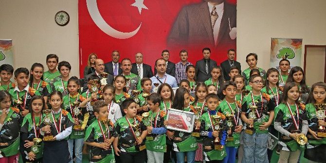 Başarılı Sporcuların Mutluluğu Ödül Yağmuruyla Taçlandı