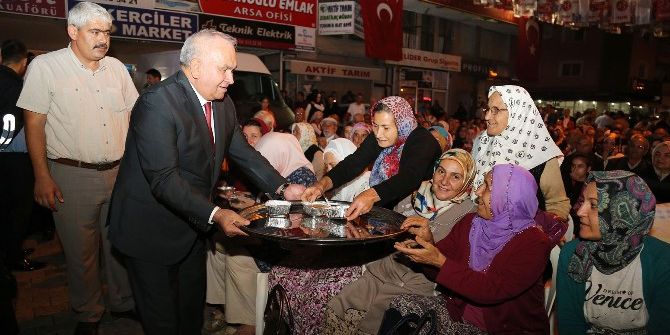 Erdemli’de Nihat Hatipoğlu’nun Da Katıldığı Programda Yüzlerce Kişiye Aşure Dağıtıldı