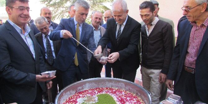 Sandıklı Kaymakamlığı Aşure Dağıttı