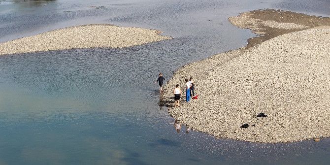 Irmak Ortasında Tehlikeli Balık Avı