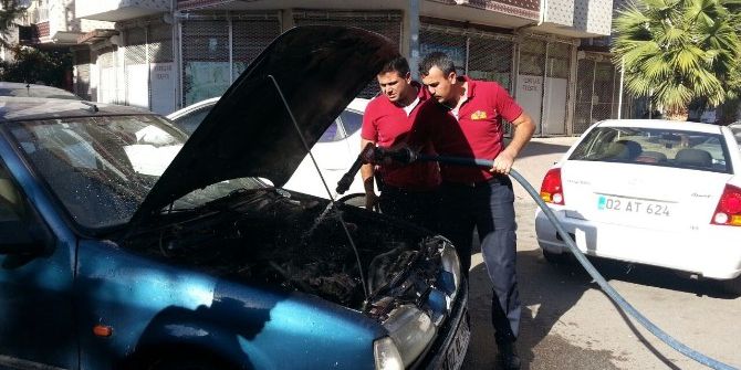 Otomobilin Motor Kısmındaki Yangın Büyümeden Söndürüldü