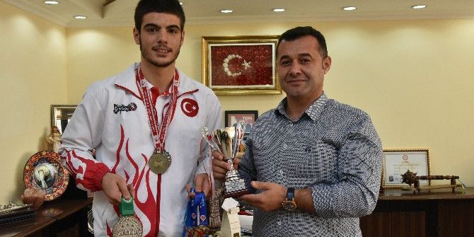 Başkan Yücel, Milli Boksör’ü Tebrik Etti