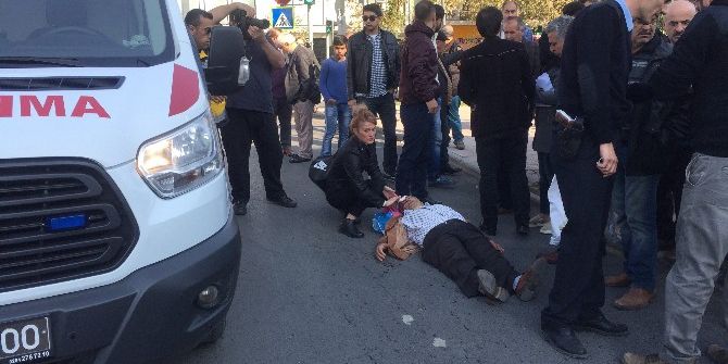 Ters Yöne Giren Otomobil Yayalara Çarptı: 2 Yaralı