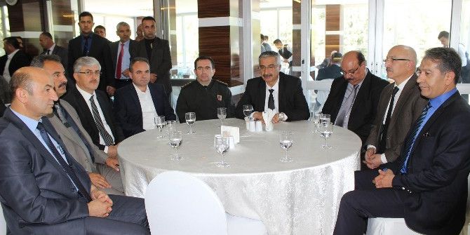Vali Kılıç’tan Muhtarlara Yemek