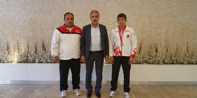 Dinç, Genç Güreşçisinin Azmini Ve Başarısını Övdü