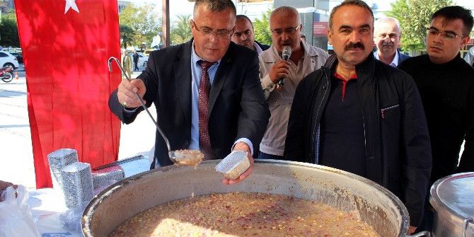 Salihli’de Ülkücü İşçiler Aşure İkram Etti