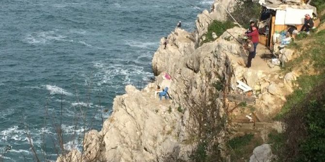 Amatör Balıkçıların Kayalıklarda Tehlikeli Balık Sevdası