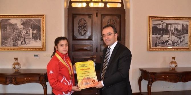 Balkan Güreş Şampiyonundan Vali Çataklı’ya Ziyaret