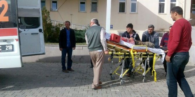 Traktörün Altında Kalan Genç Yaralandı