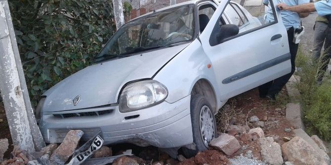 Otomobil Kaldırıma Çıktı: 2 Yaralı