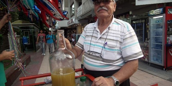 70’lik Dede Koruk Suyu Satarak Torunlarına Harçlık Çıkarıyor