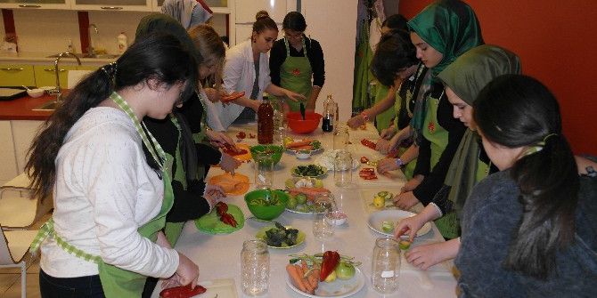 Öğrenciler Turşu Yaptı