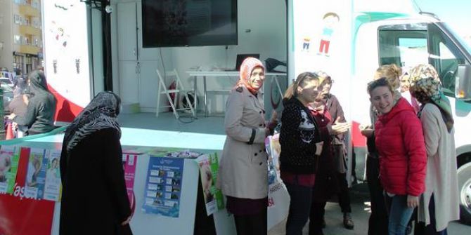 Kadınlar "Sakın Geç Kalma Erken Gel" Şarkısıyla Kanser Taramasına Davet Ediliyor