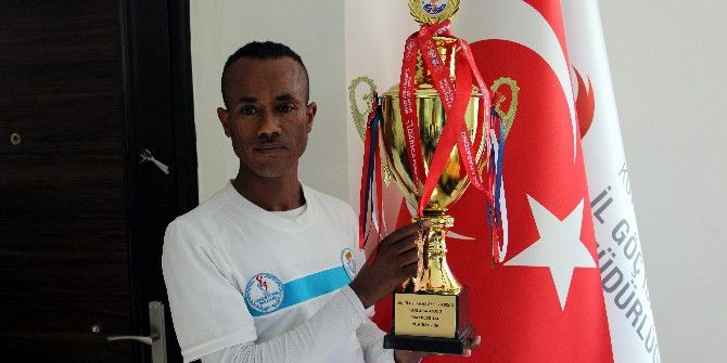 Mülteci Gencin En Büyük Hayali Milli Forma