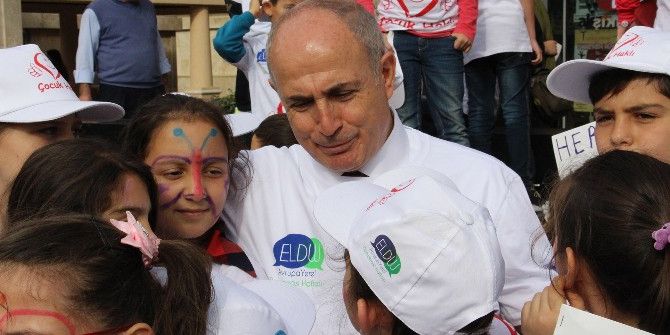 Akgün: "Çocuklar Kendilerini Özgürce İfade Edebilmelidir"