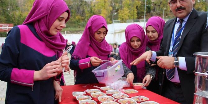 Öğretmenler Öğrencilerine Aşure Yaptılar