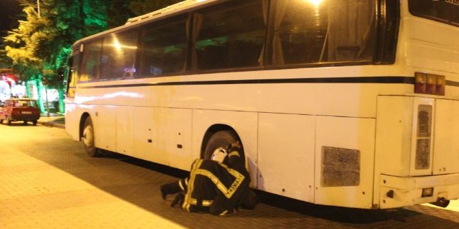 Otobüsün Altına Giren Kedi Kurtarıldı