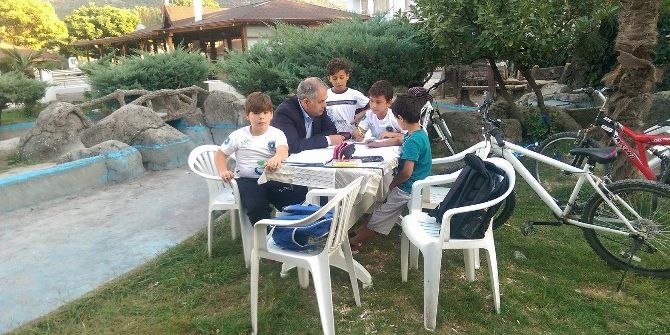 Başkan Yaman Çocuklara Derslerinde Yardım Etti