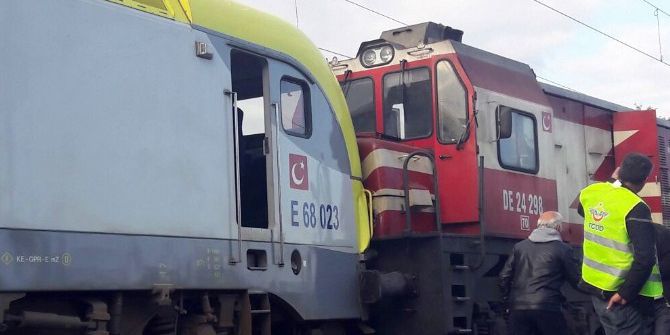 Yolcu Treni İle Yük Treni Kafa Kafaya Çarpıştı: 3 Yaralı