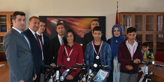 Dereceye Giren Öğrencilere Ödülleri Verildi