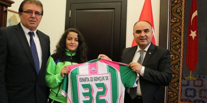 Bayan Futbolculardan Valiye Forma